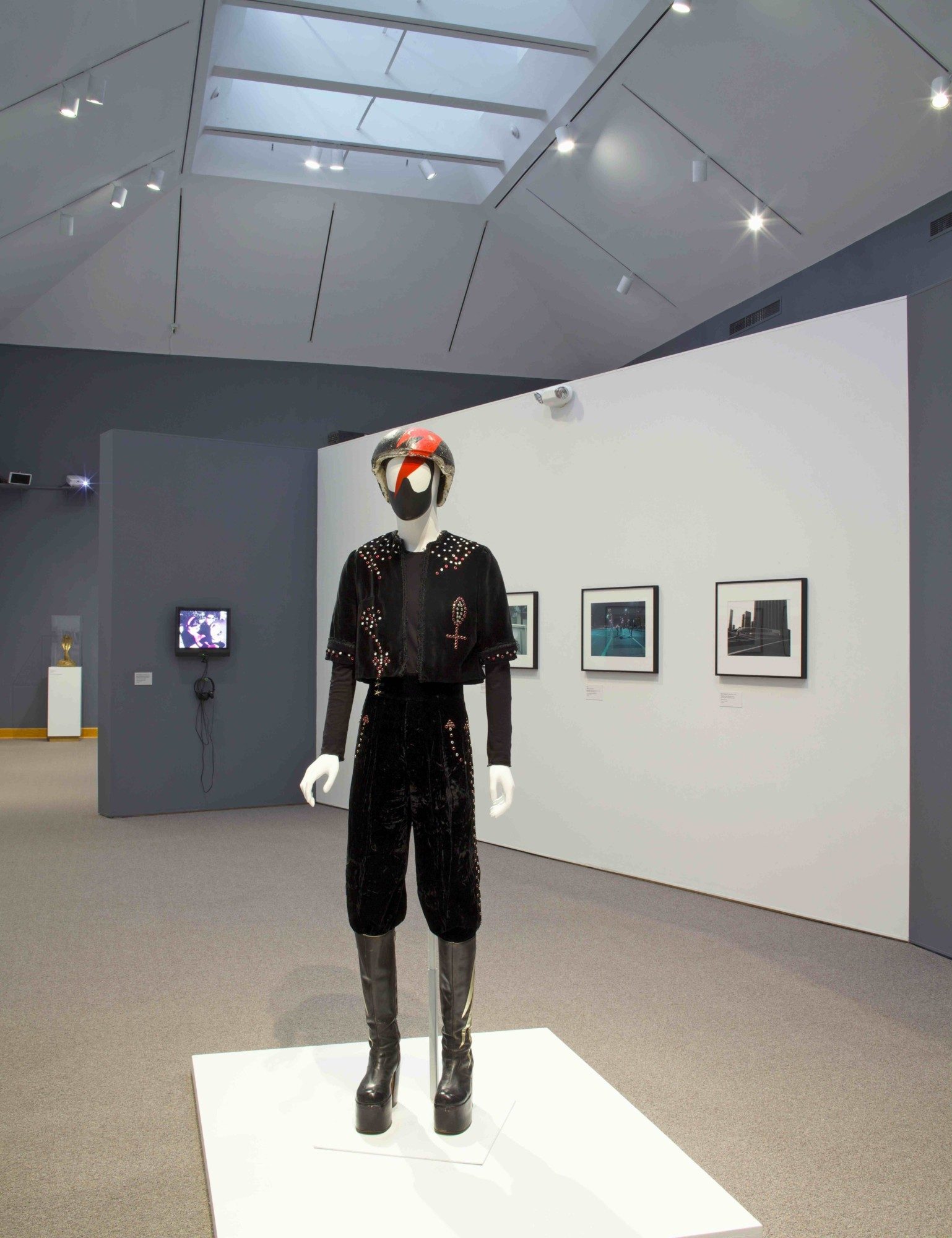 Installation photo by Arthur Evans. RS42616_2012_0204_acso_elite_obscure_038-lpr