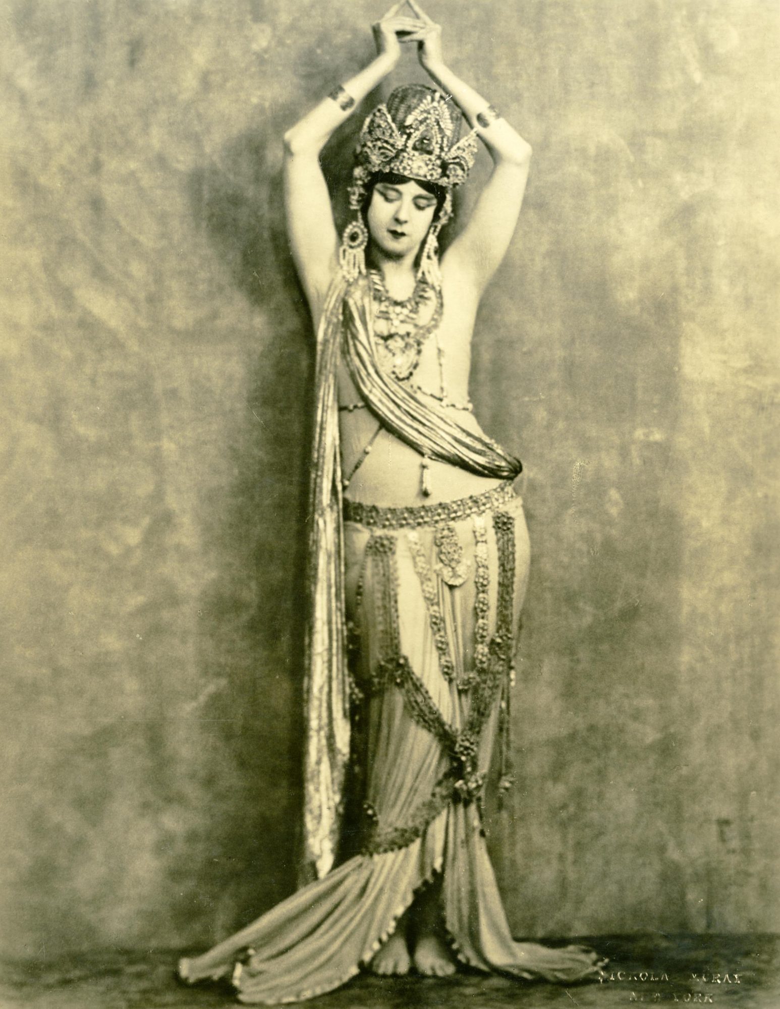Nickolas Muray, Ruth St. Denis in Kuan Yin, ca. 1919. Courtesy of Jacob’s Pillow Dance Festival Archives.